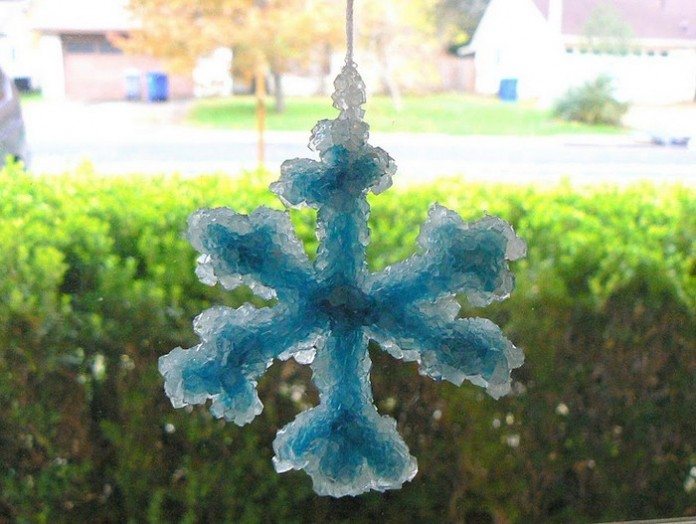 How to make crystal snowflake ornaments with Borax - Craft projects for ...