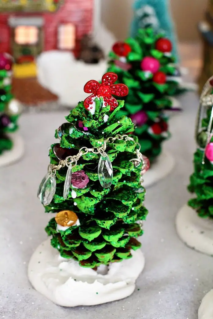 How to Make a Mini Christmas tree from pine cones! - Craft projects for ...