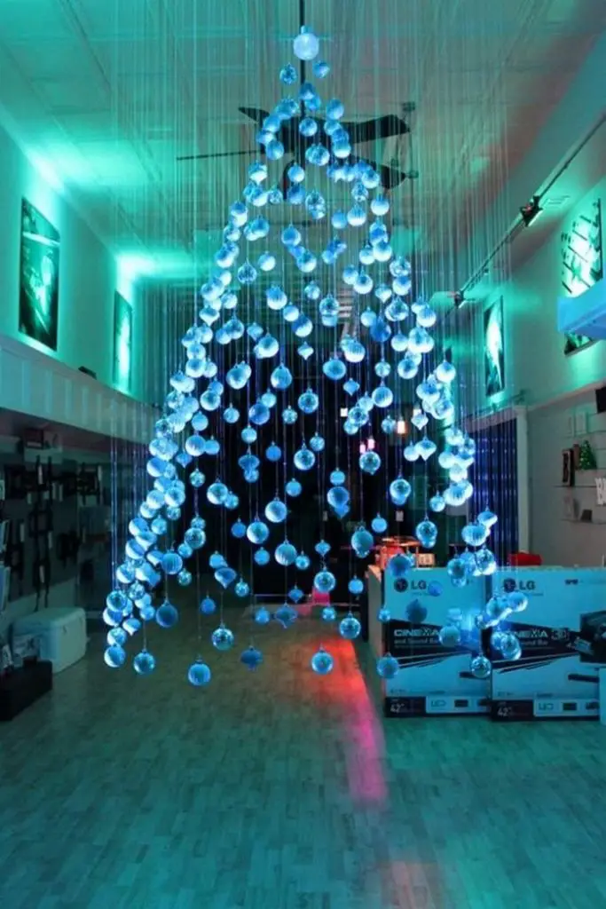 Suspended Christmas Tree: Cheap & Unique 8-Step Decoration
