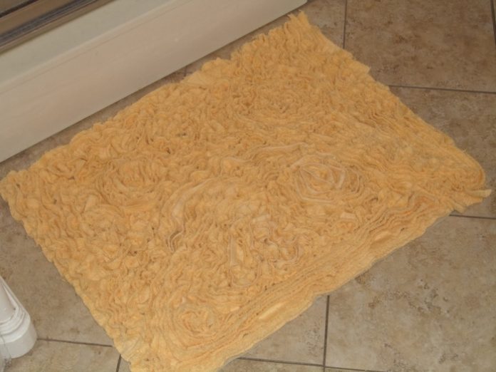 Super Absorbent DIY Old Towel Bath Mat 5 Steps