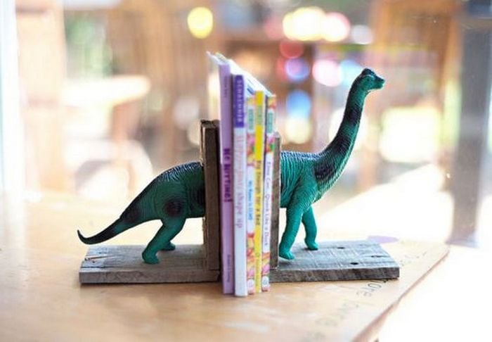 These DIY dinosaur bookends are fun additions to your children's bedroom!