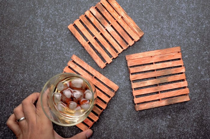 These DIY mini pallet coasters are perfect as gifts!