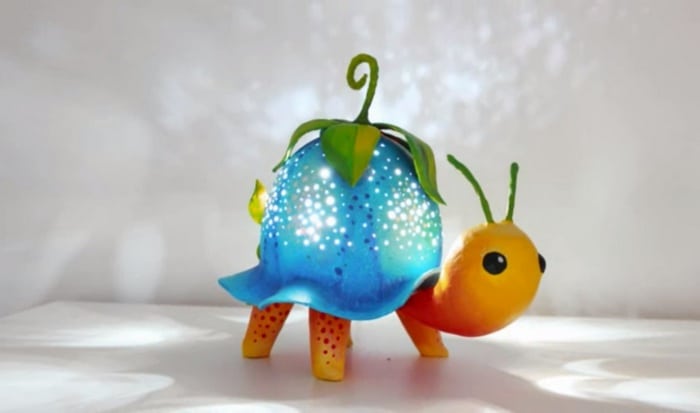 Make your very own turtle lamp using a balloon!