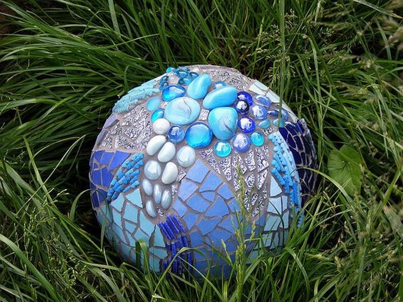 DIY Decorative Garden Balls - Craft projects for every fan!