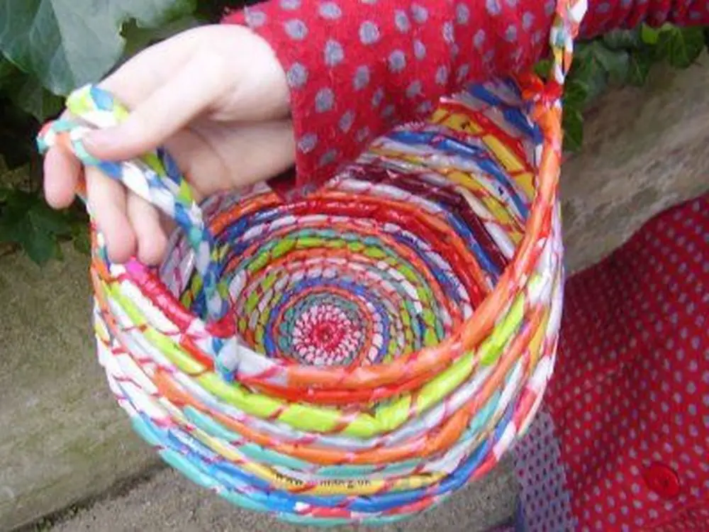 Basket Weaving with Plastic Bags: Instructions - Stable Table and Crafts