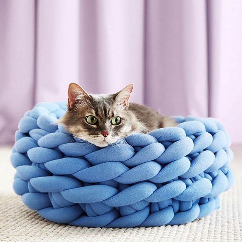 This DIY Ohhio braid pet bed will make perfect gifts for your pet-loving friends.