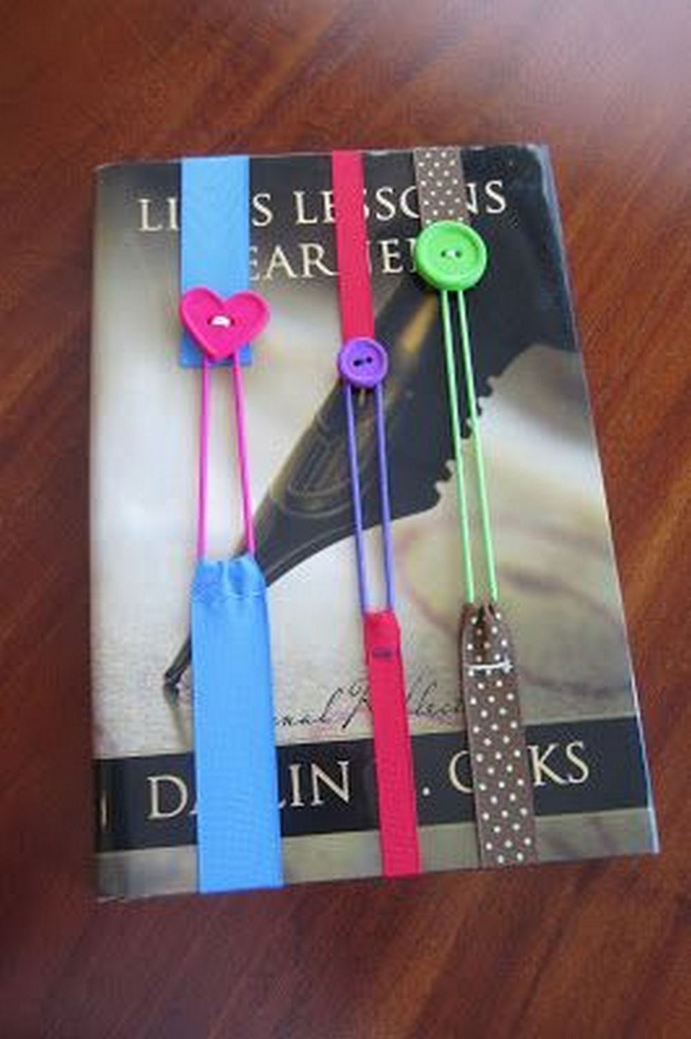 make-an-adorable-diy-ribbon-bookmark-in-2-minutes-craft-projects-for