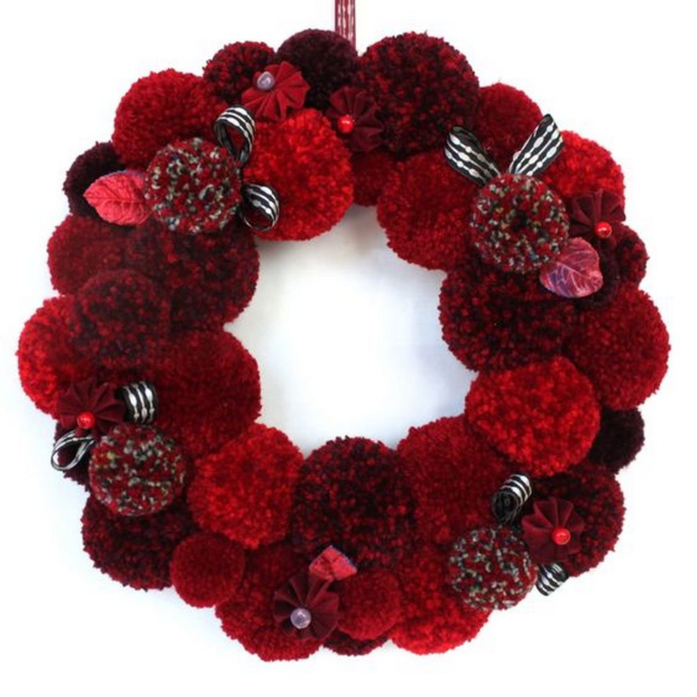 These yarn pom pom wreaths are very easy you‘d have a fun time making them!