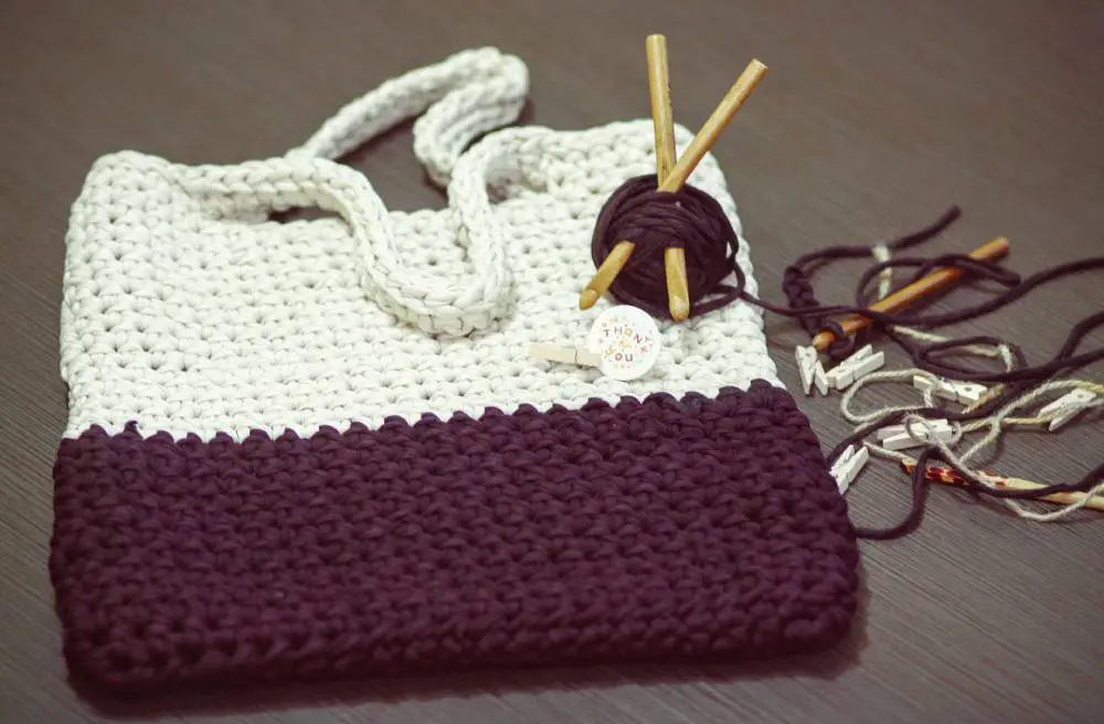 This knitted bag is perfect for carrying all your essentials, it'll keep your stuff safe and sound.