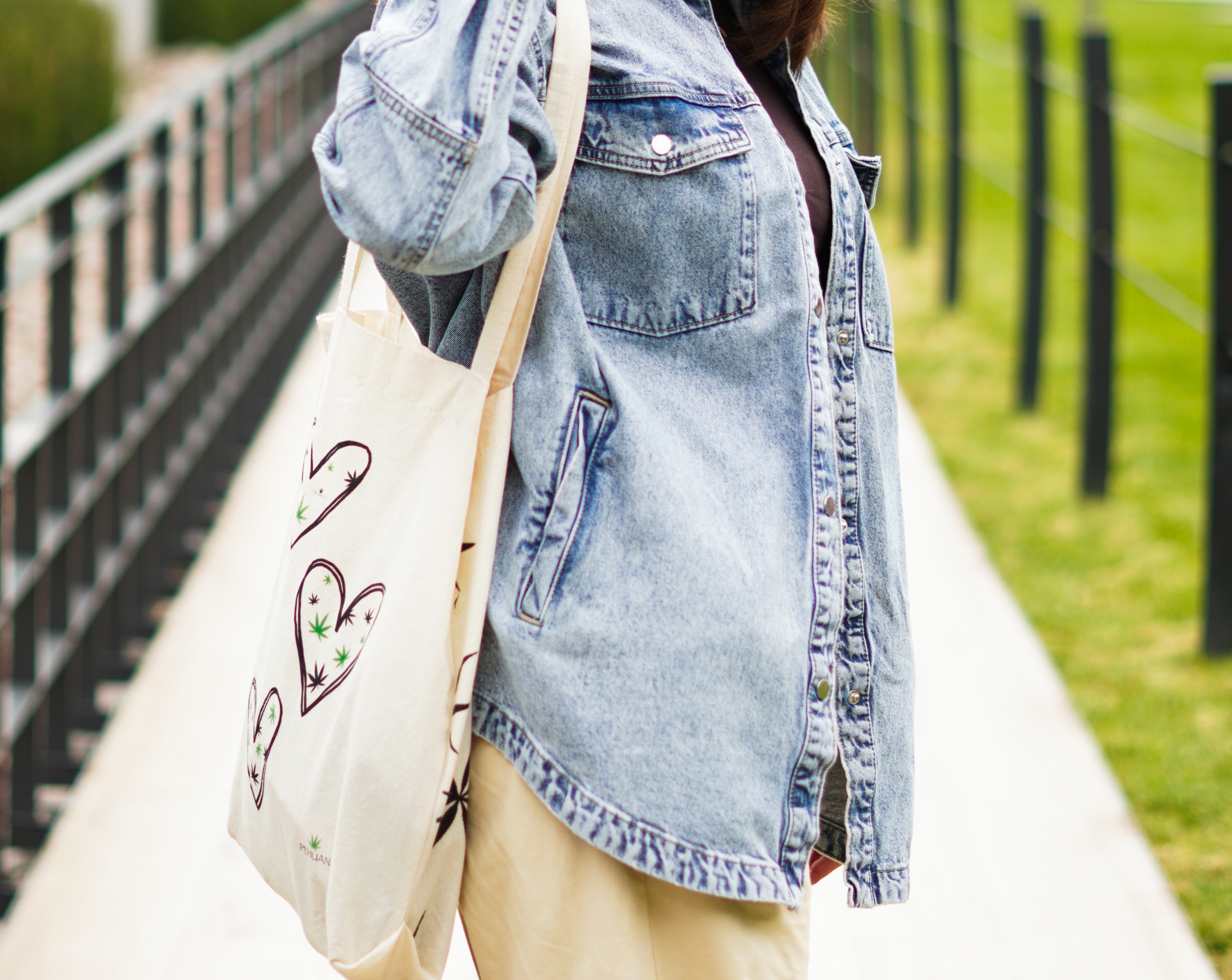 DIY Denim Tote Bag Made with Recycled Jeans - Free Guide