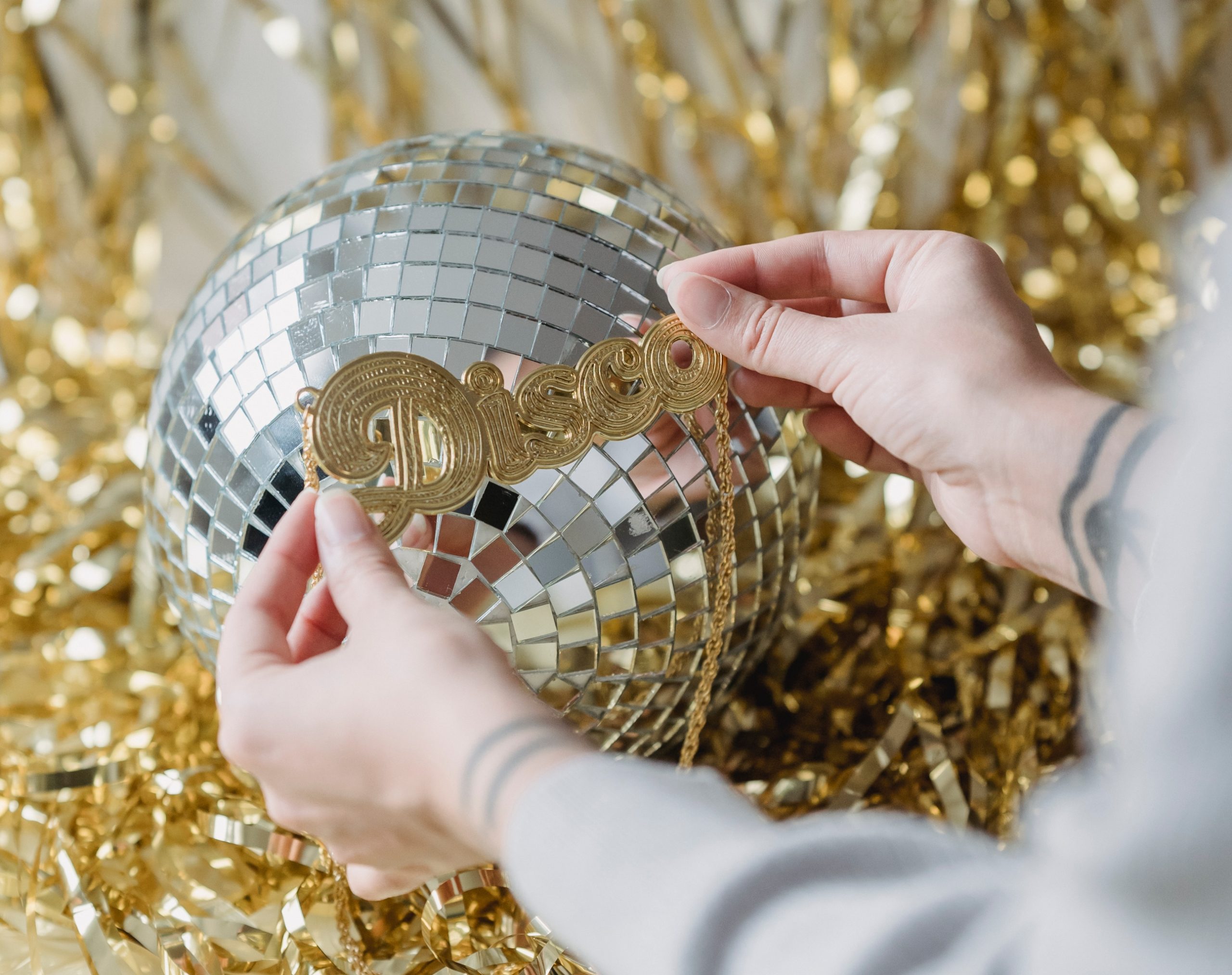 Easy DIY Crafts:Glitter Disco Ball – Easy DIY Crafts