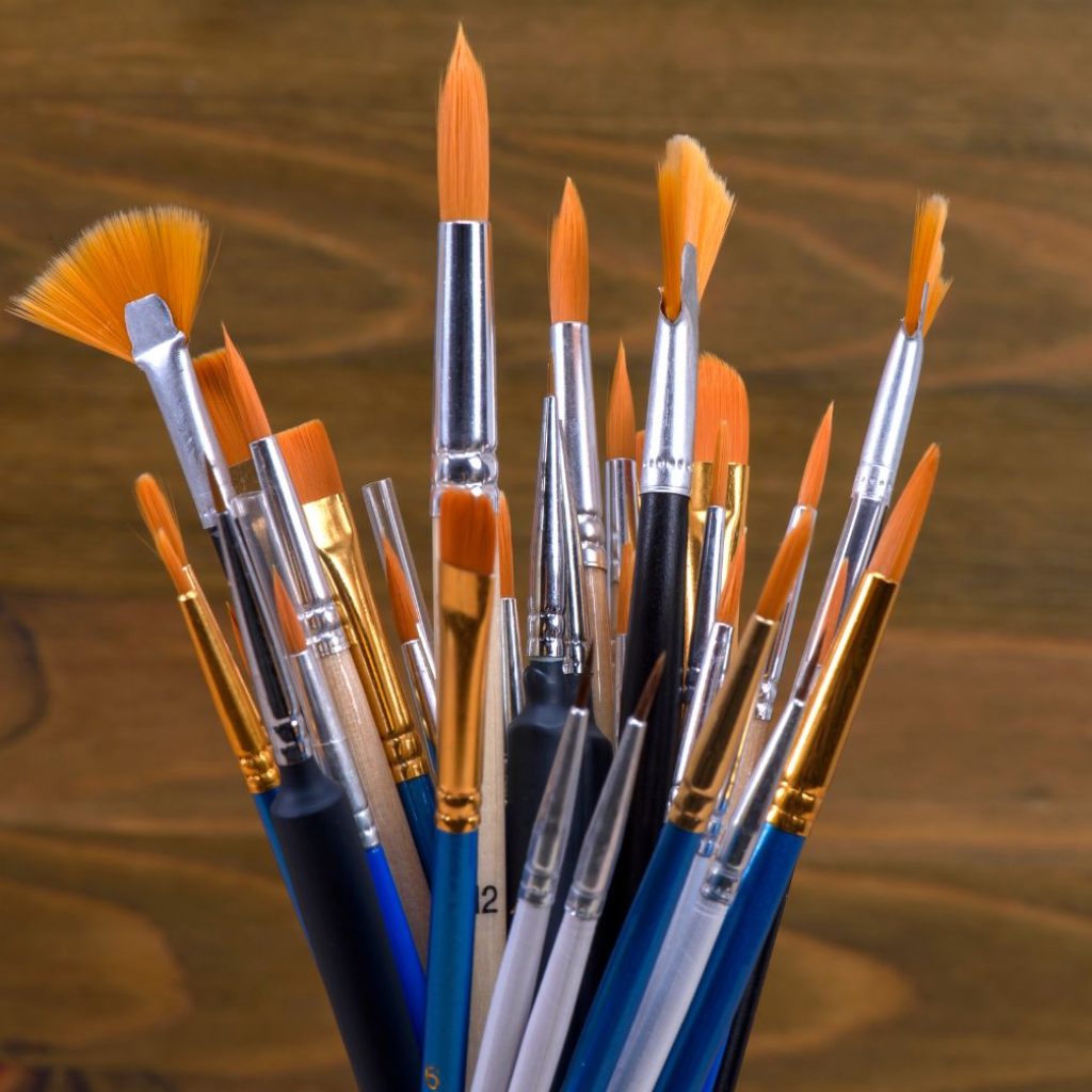 A versatile paintbrush set is suitable for a wide range of mediums, including acrylics, watercolours, oils, gouache, and more.