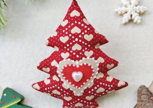 Making a fabric Christmas tree can be a fun (DIY) project.