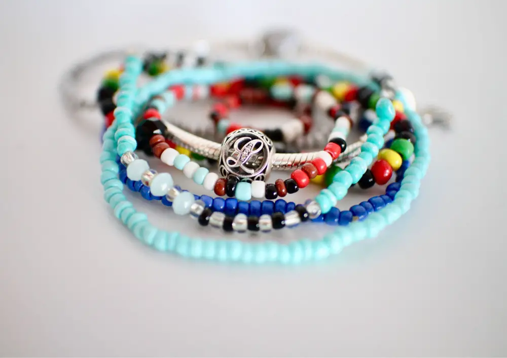 Sure thing, let's keep it easy-breezy with some casual bracelet design ideas:Beads, charms, maybe a splash of leather.