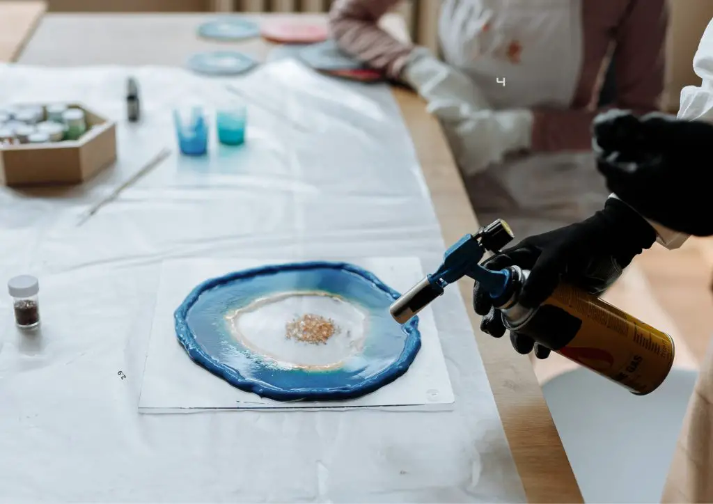 removing bubbles into resin art